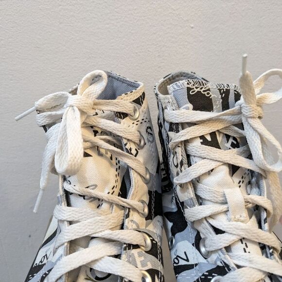 Converse Chuck Taylor High Tops All Star Logo Play, Women's 7 - Picture 2 of 16